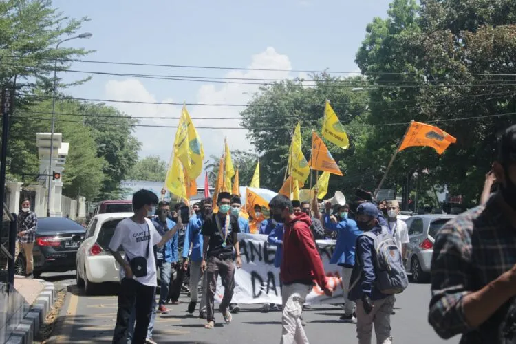 Massa berjalan menuju Kantor Gubernur Sumbar, Senin (1/3/2021). (Genta Andalas/Geliz Luh Titisari)