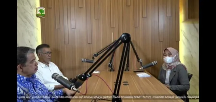 Sosialisasi SBMPTN dan SIMA Unand yang disiarkan di Youtube Humas Unand (Unand Official), Senin (4/4/2022). (Genta Andalas/Tangkapan Layar)