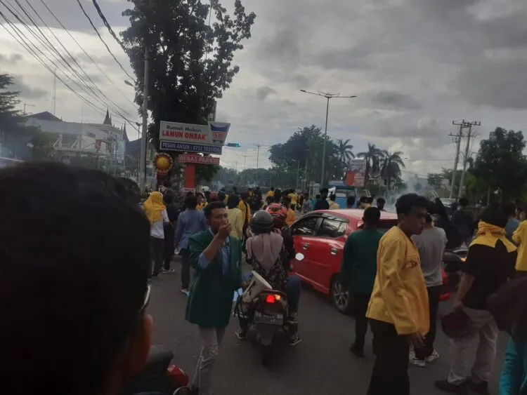 Suasana saat terjadi kericuhan saat aksi mahasiswa 11 April di gedung DPRD Sumbar, Senin (11/4/2022). (Genta Andalas/ Asa Alvino Wendra)