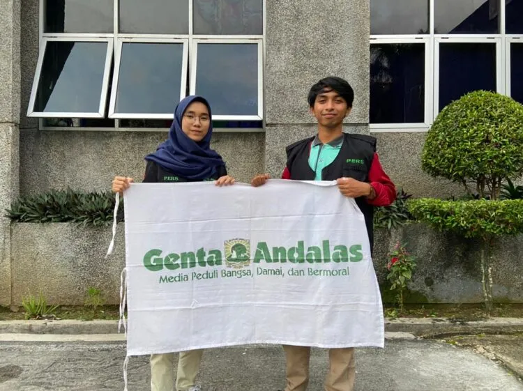 Serah terima jabatan oleh Pemimpin Umum UKPM Genta Andalas periode 2021/2022 Linda Susanti kepada Pemimpin Umum Genta Andalas periode selanjutnya Riski Wahyudi, Kamis (8/9/2022)