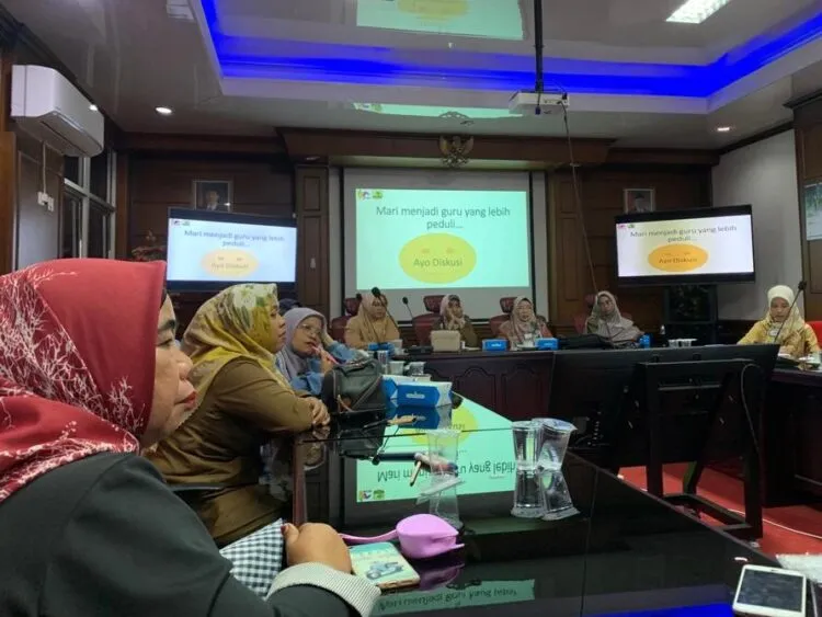 Penyuluhan Anti Kekerasan Seksual di Lingkungan Anak oleh Dosen Unand kepada Guru Paud dan TK se-Limau Manis di Gedung A FISIP Unand pada Senin (24/10/2022). (Genta Andalas/Kerina Jefani)