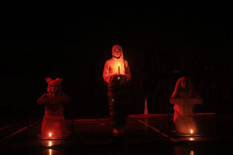 Potret penampilan teater oleh Studio Merah Fakultas Hukum Unand berjudul “Ambang Karam” dalam acara Parade Teater 7 pada Senin (17/10/2022). (Genta Andalas/Lusi Agustia).