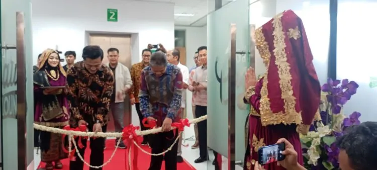 Pelaksanaan sesi gunting pita yang dilakukan Wakil Rektor IV Hefrizal Hendra dan Direktur Jaringan, Operasi dan Penjualan PT Pegadaian Eka Pebriansyah sebagai tanda peresmian The Gade Creative Lounge di Perpustakaan Unand lantai 2, Rabu (24/05/2023). (Genta Andalas/Lara Elisa Putri)
