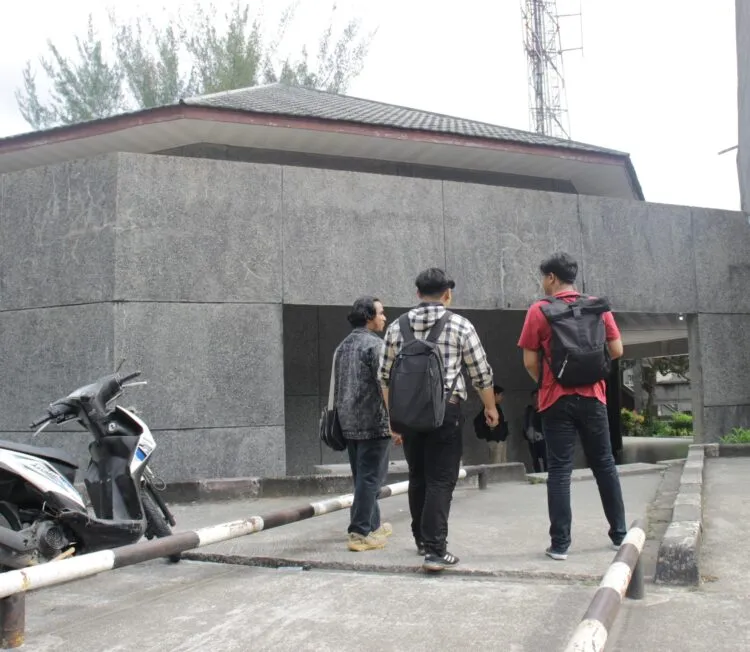 Tampak mahasiswa sedang berada di sekitar gedung kuliah UNAND pada Rabu ( ) ( Genta Andalas / Joy Prima)