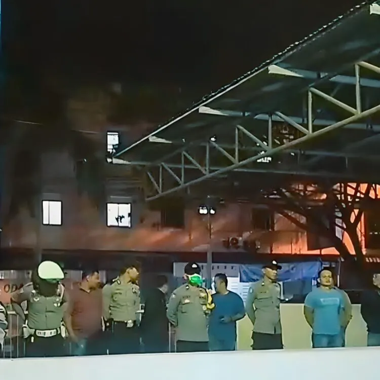 Kegiatan Apel Malam Kepolisian Sektor Pauh Sebelum Melakukan Patroli Keamanan pada Sabtu (14/10/2023). (Lara Elisa Putri)