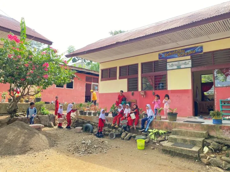 Aktivitas para siswa SDN 57 Air Dingin yang sedang gotong royong membersihkan sekolah pada Sabtu (27/1/2024)