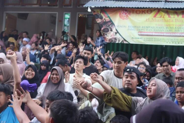 Momen masyarakat yang hadir berebut gula yang di