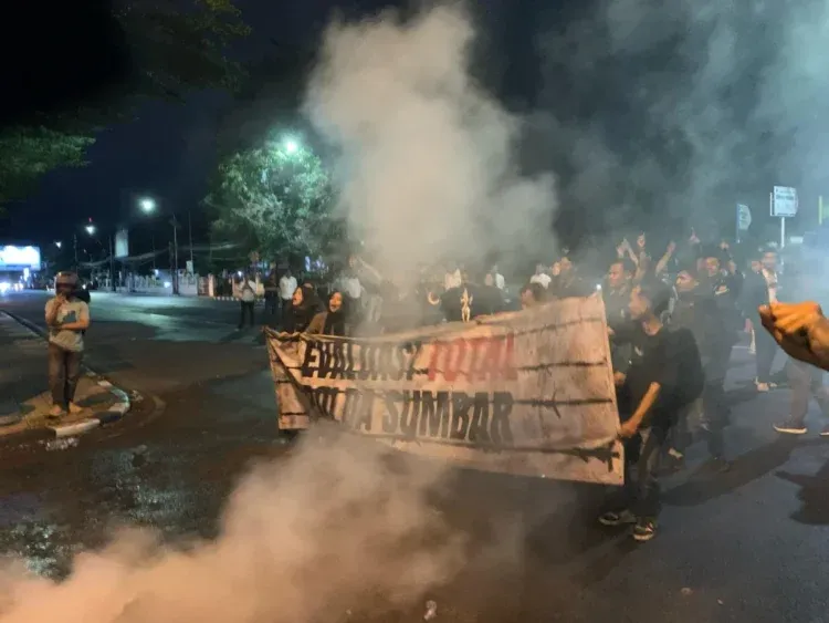 6. Massa aksi membentangkan spanduk bertuliskan “evaluasi total polda sumbar” sebagai respon penembakan water canon, Senin (21/4/2025)
(Oktavia Ramadhani