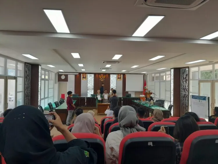 Penandatanganan surat komitmen kebebasan akademik oleh masing-masing pemateri di Ruang Sidang Lantai 1 Tahir Foundation Building, FH UNAND pada Rabu (27/8/2025) (Genta Andalas/Sabilla Hayatul Dhi'fa)